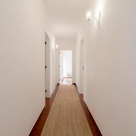5 Bedroom House In Luz, Lagos Prázdninový dům *