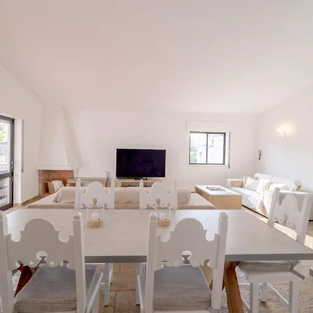 5 Bedroom House In Luz, Lagos Сasa de vacaciones