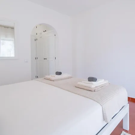 5 Bedroom House In Luz, Lagos Сasa de vacaciones Luz