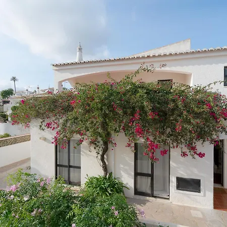 Holiday home 5 Bedroom House In Luz, Lagos *